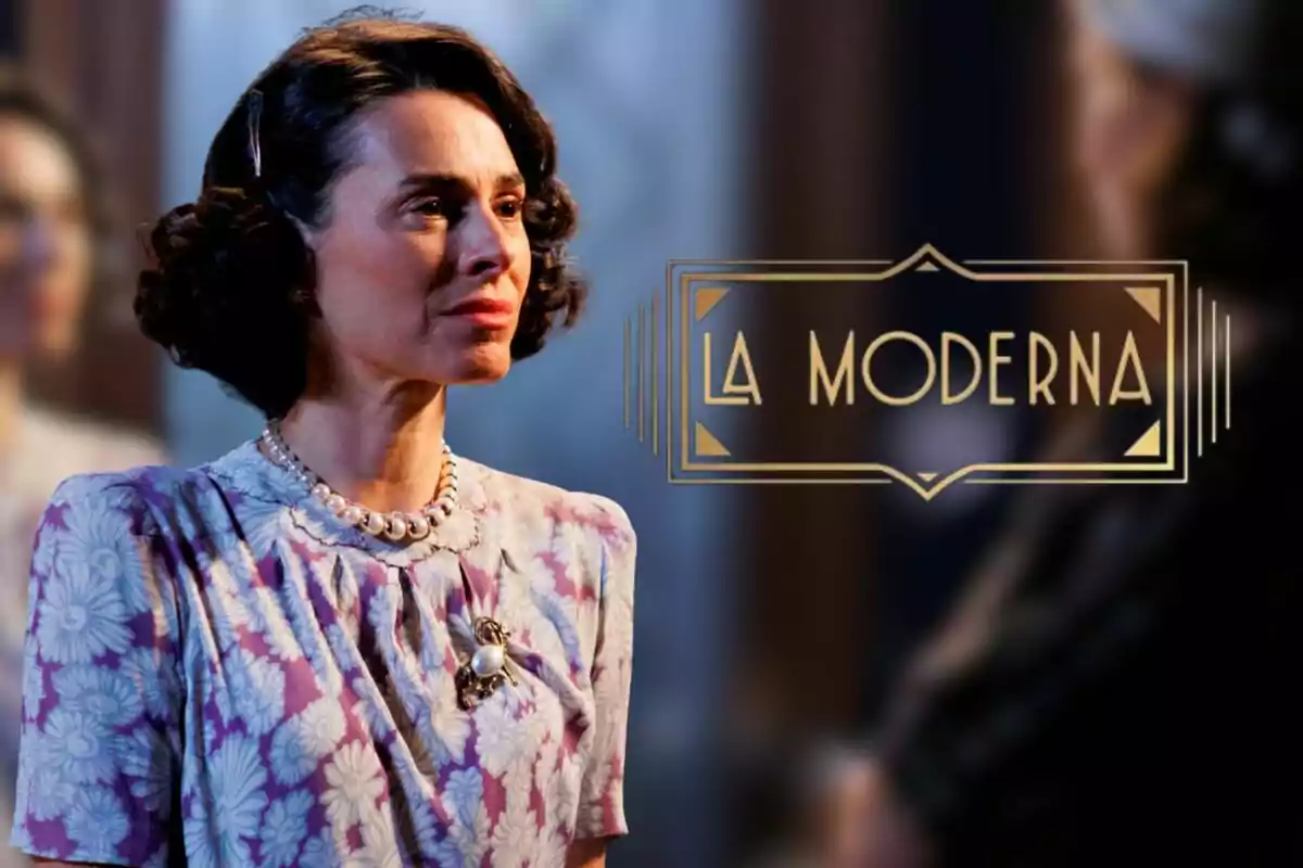 Begoña Maestre amb vestit floral i collaret de perles apareix al costat del logotip de "La Moderna".