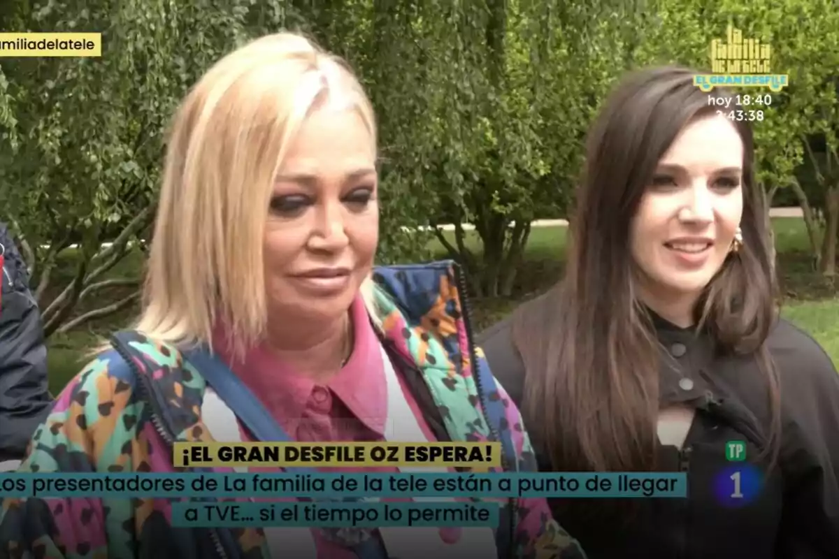 Belén Esteban i Inés Hernand estan a l'aire lliure, una amb cabell ros i jaqueta acolorida, i l'altra amb cabell fosc, ambdues somrient a La Família de la Tele. A la imatge hi ha text que esmenta una desfilada i un programa de televisió. Belén Esteban i Inés Hernand estan a l'aire lliure, una amb cabell ros i jaqueta acolorida, i l'altra amb cabell fosc, ambdues somrient a La Família de la Tele. A la imatge hi ha text que esmenta una desfilada i un programa de televisió.