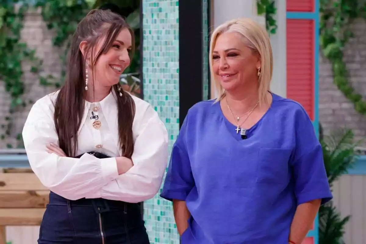 Inés Hernand i Belén Esteban somriuen i conversen en un ambient colorit i relaxat a 'La família de la tele'.