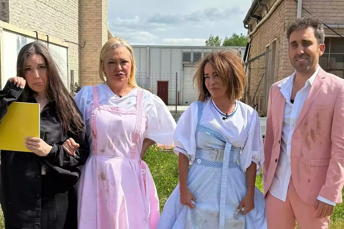 Inés Hernand, Belén Esteban, María Patiño i Aitor Albizua posen a l'aire lliure, dues d'elles amb vestits tradicionals i dues més amb roba moderna, tots amb taques de brutícia a la promo de La Família de la Tele.