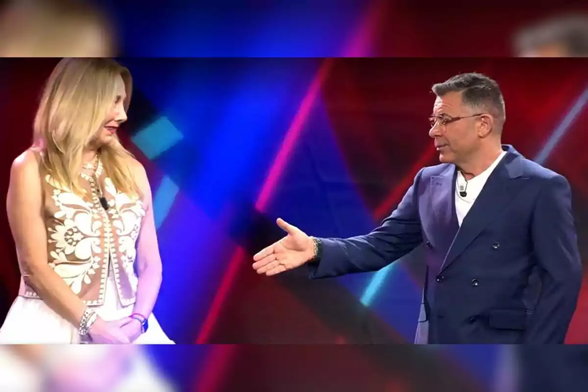 Belén Rodríguez i Jorge Javier Vázquez estan en un escenari il·luminat amb llums de colors, l'home estén la mà cap a la dona. Belén Rodríguez i Jorge Javier Vázquez estan en un escenari il·luminat amb llums de colors, l'home estén la mà cap a la dona.