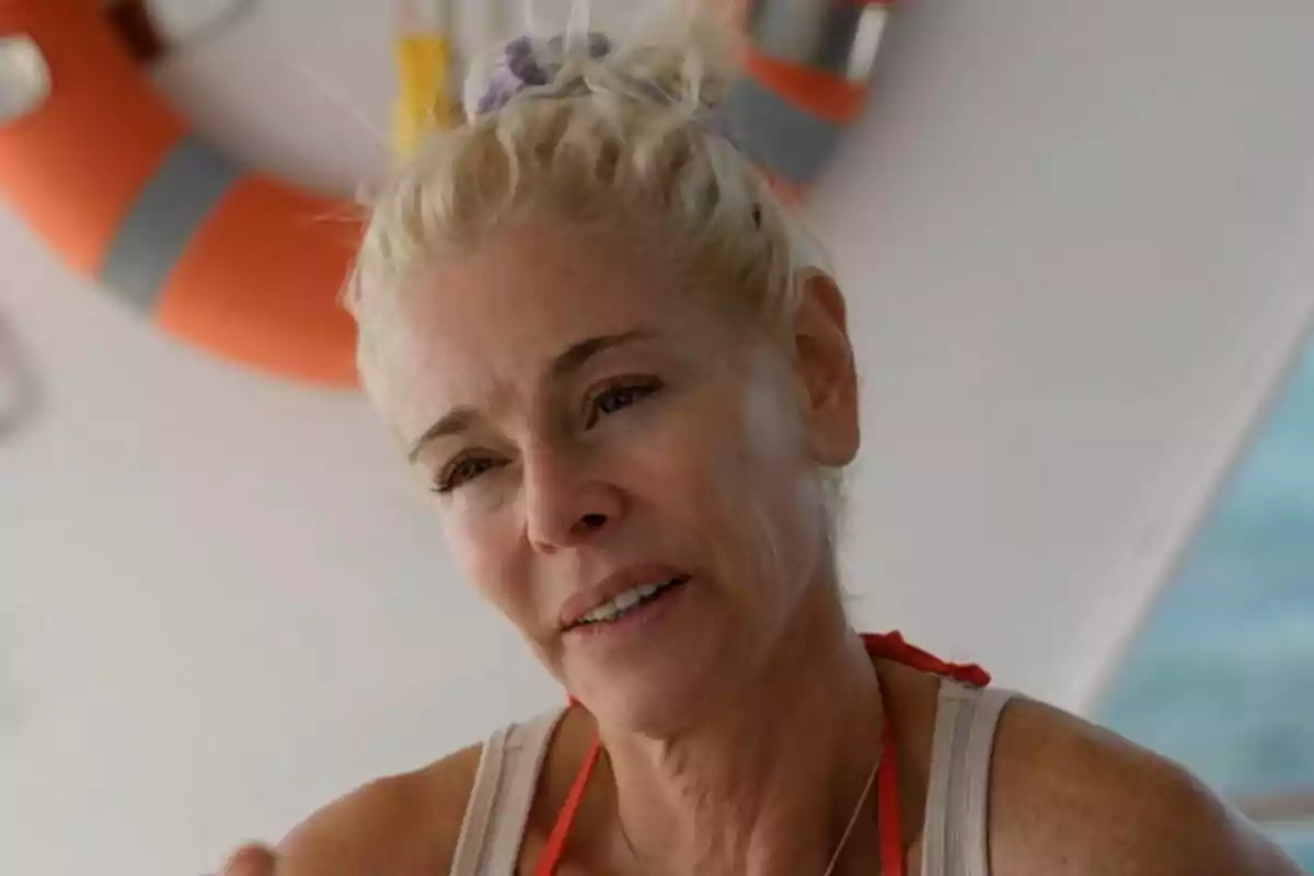 Belén Rueda amb una expressió facial serena en un entorn que sembla ser un vaixell amb un salvavides taronja al fons a Universo Calleja.
