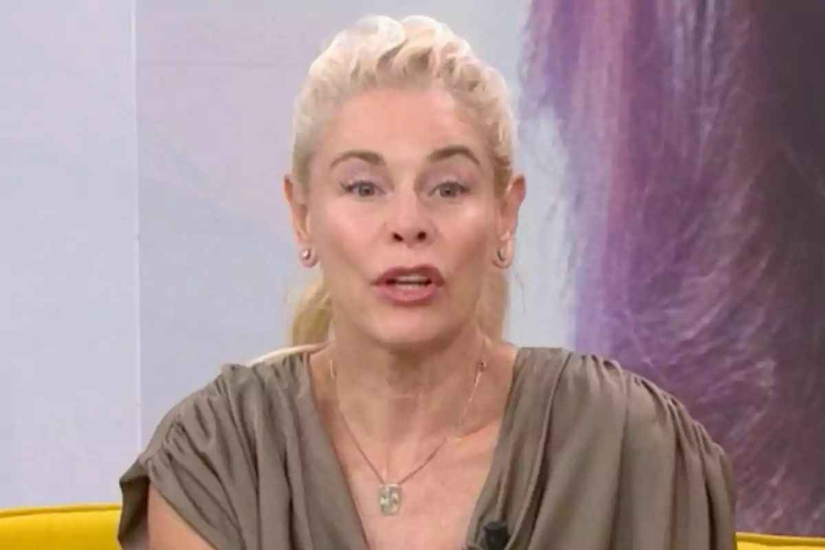 Belén Rueda amb cabell ros recollit i brusa gris clar parlant en un entorn d'estudi a 'Espejo público'.