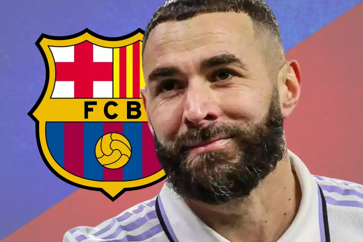 Un home amb barba somriu davant de l'escut del FC Barcelona.