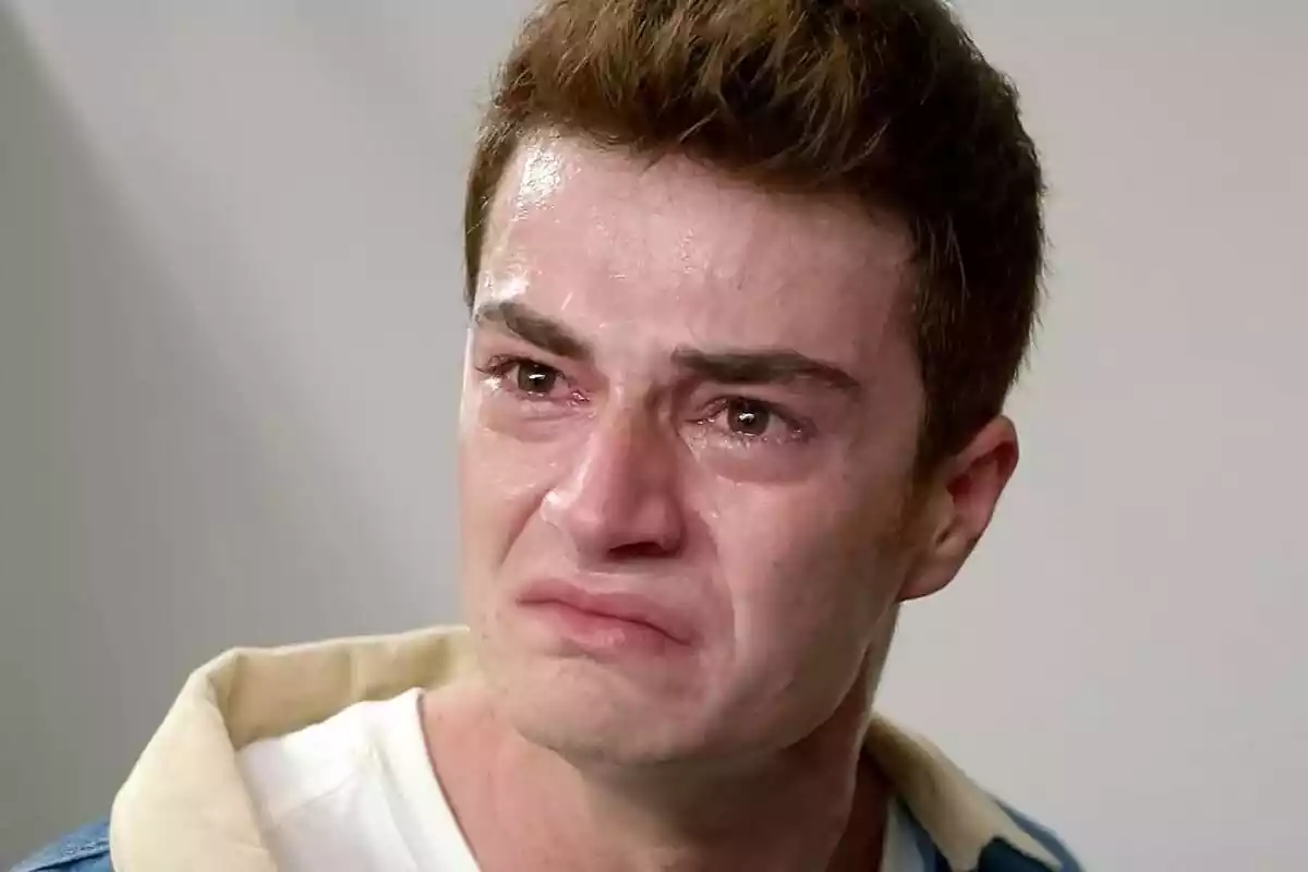 Captura de Berk muy enfadado y llorando en Hermanos