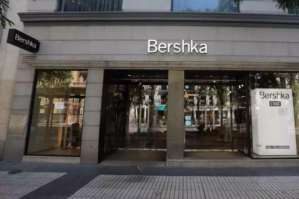 Imatge d´un exterior d´una botiga de Bershka