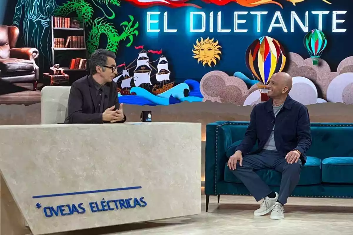 Fotografía de Berto Romero junto a Jorge Carrión en el estreno de Ovejas Eléctricas en La 2