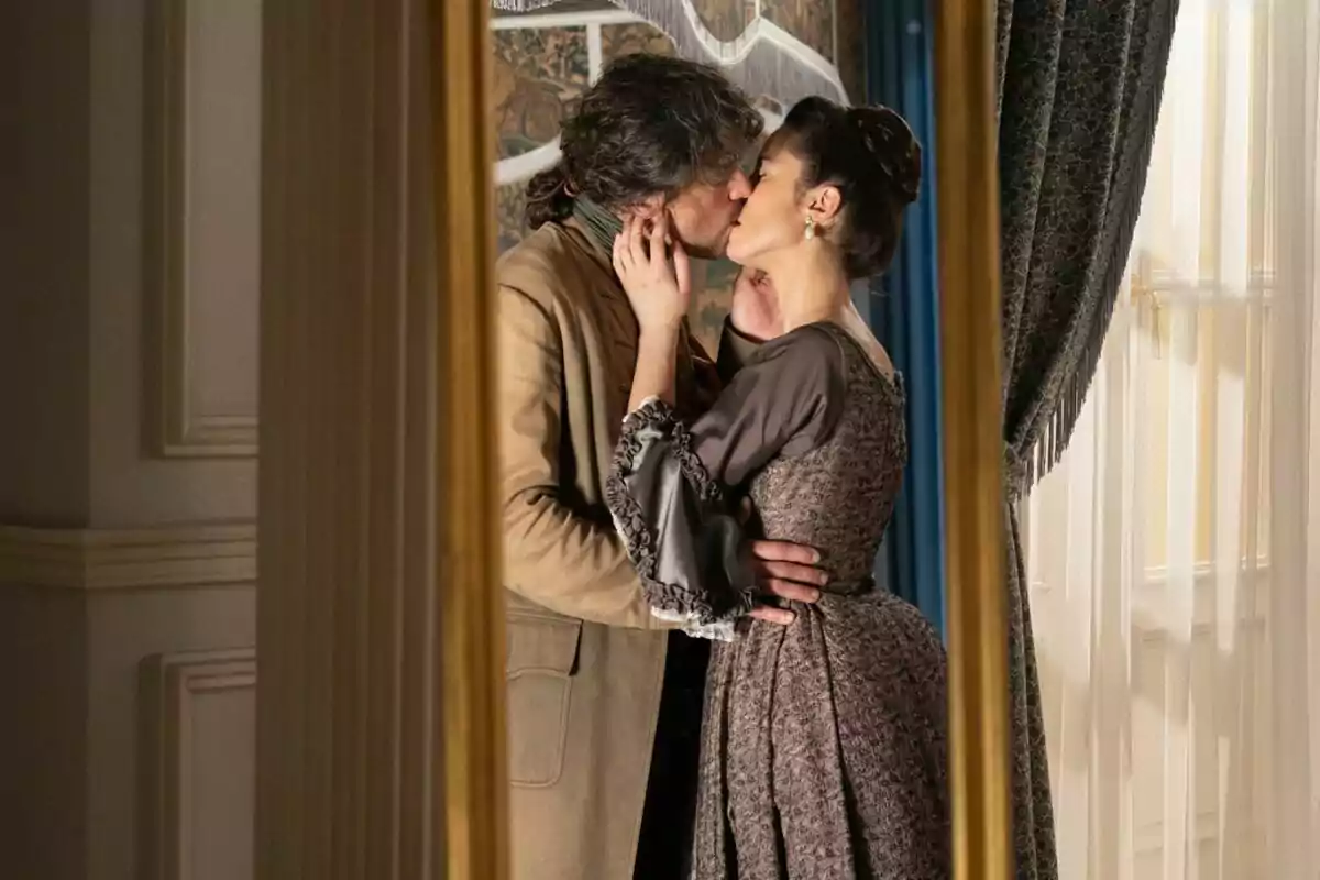 Toni Salgado i Miren Arrieta fent-se un petó durant una escena de la sèrie 'Valle Salvaje'. Toni Salgado i Miren Arrieta fent-se un petó durant una escena de la sèrie 'Valle Salvaje'.