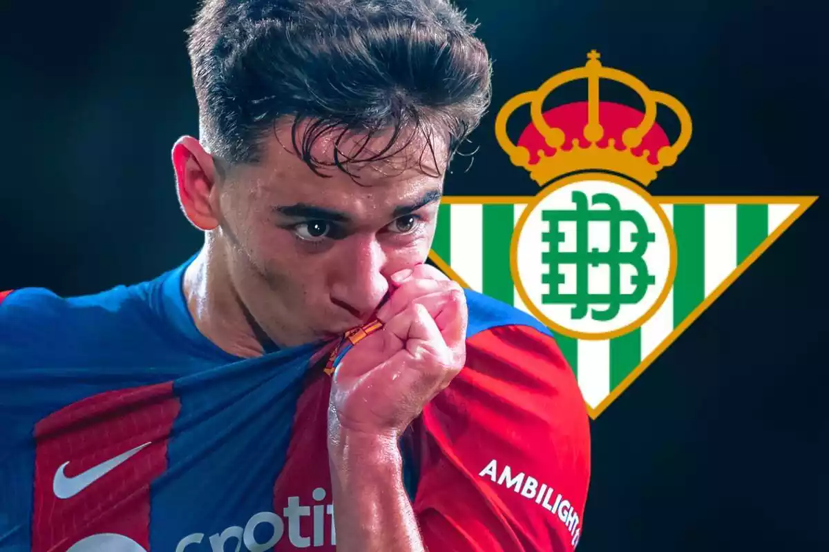 Gavi besant-se l'escut del FC Barcelona amb un escut del Betis darrere