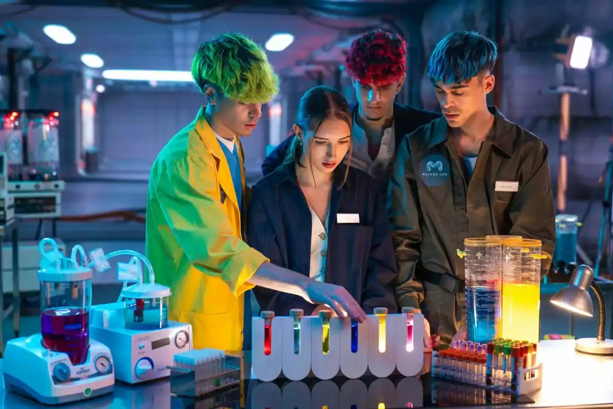 Un grupo de jóvenes con cabello de colores brillantes observa tubos de ensayo iluminados en un laboratorio moderno en BIARA: Proyecto Lázarus.