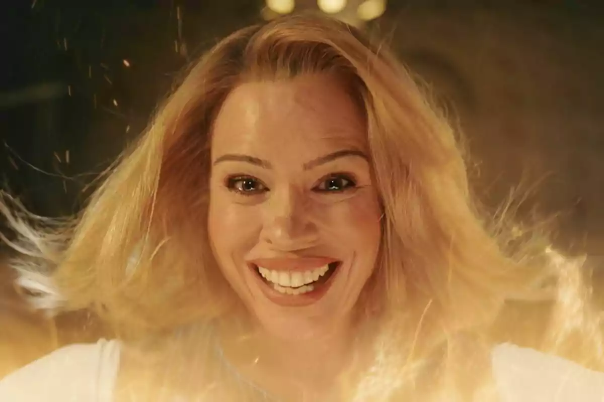 Billie Piper rossa somrient amb una expressió intensa envoltada de centelleigs i llum càlida a Doctor Who Billie Piper rossa somrient amb una expressió intensa envoltada de centelleigs i llum càlida a Doctor Who