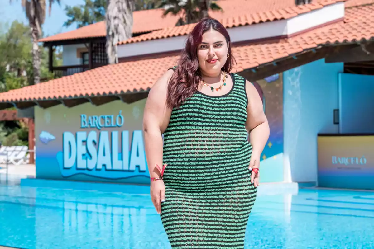 Blanca Martínez amb vestit de ratlles verdes i negres posant al costat d’una piscina amb un cartell de Barceló Desalia al fons Blanca Martínez amb vestit de ratlles verdes i negres posant al costat d’una piscina amb un cartell de Barceló Desalia al fons