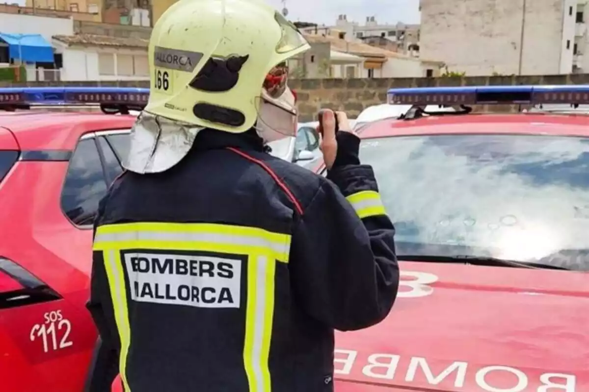 Bomber de Mallorca, d'esquena, amb el casc posat