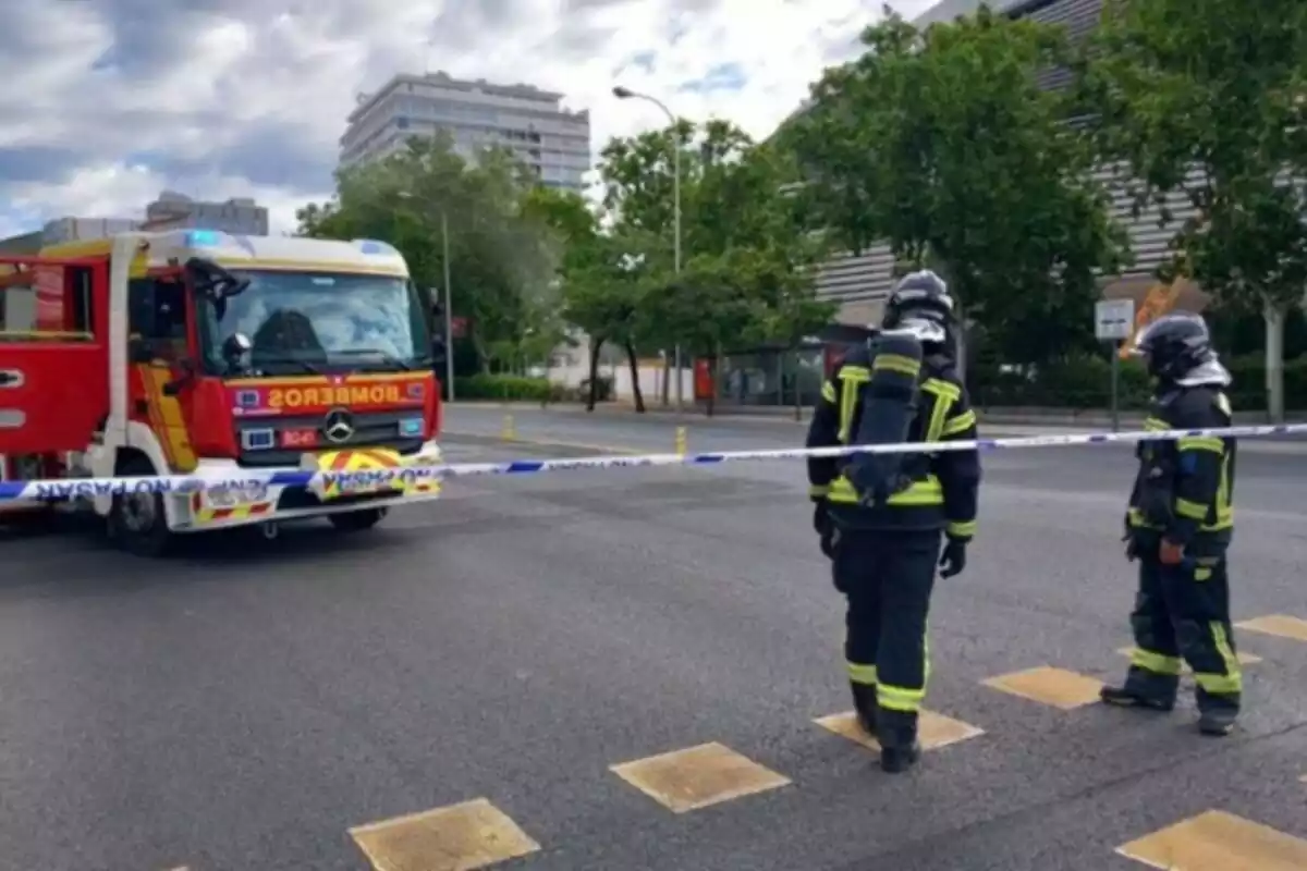 Dos bombers i un vehicle al mig del Passeig de la Castellana de Madrid amb una cinta policial