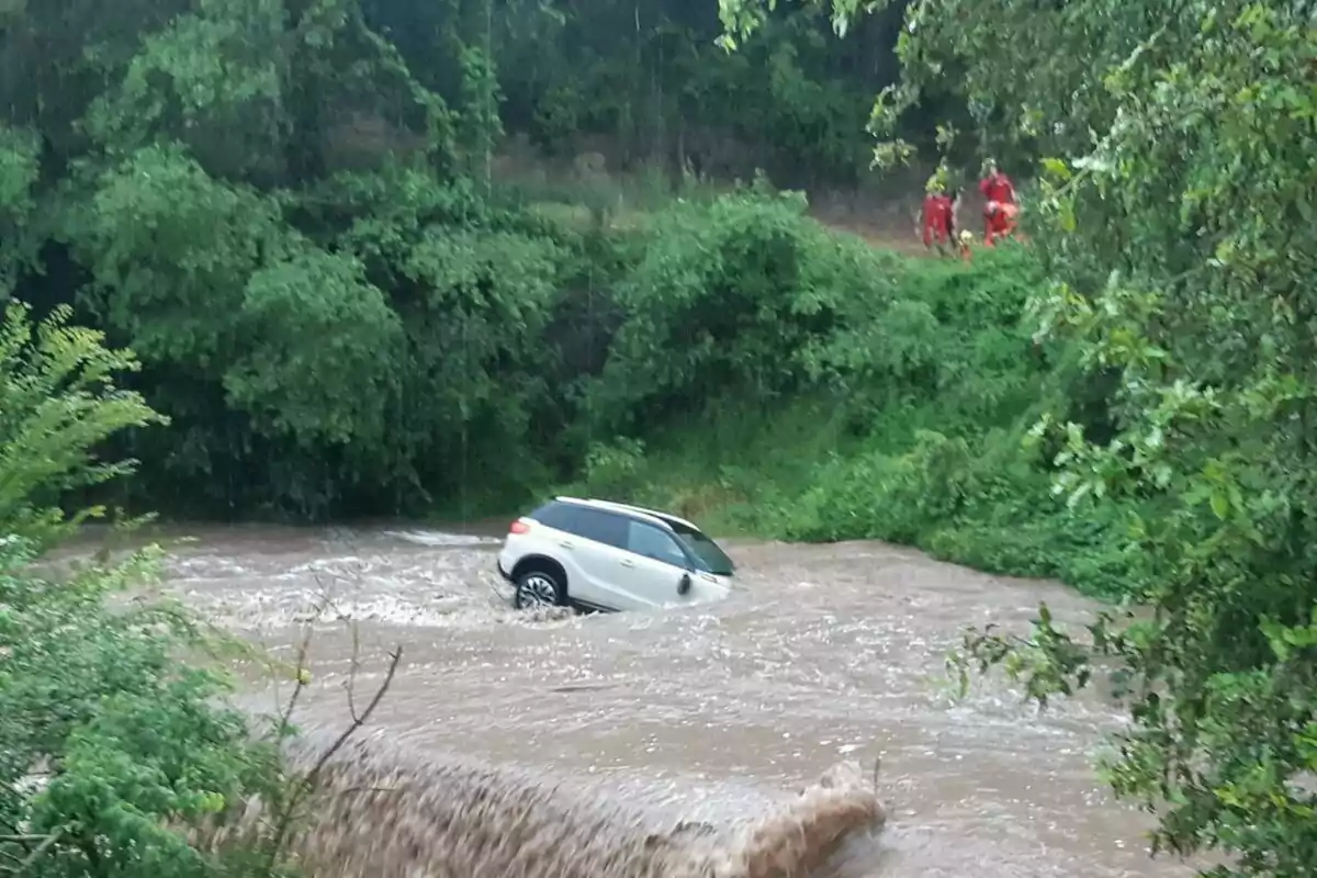 Imatge del cotxe atrapat a causa de les fortes pluges