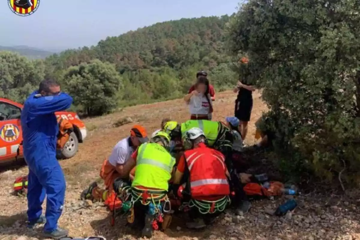 Bombers i serveis d'emergència rescatant uns menys a Chelva