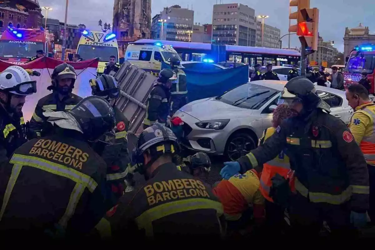 Imatge dels Bombers de Barcelona actuant després d'un accident a la Plaça Espanya de Barcelona