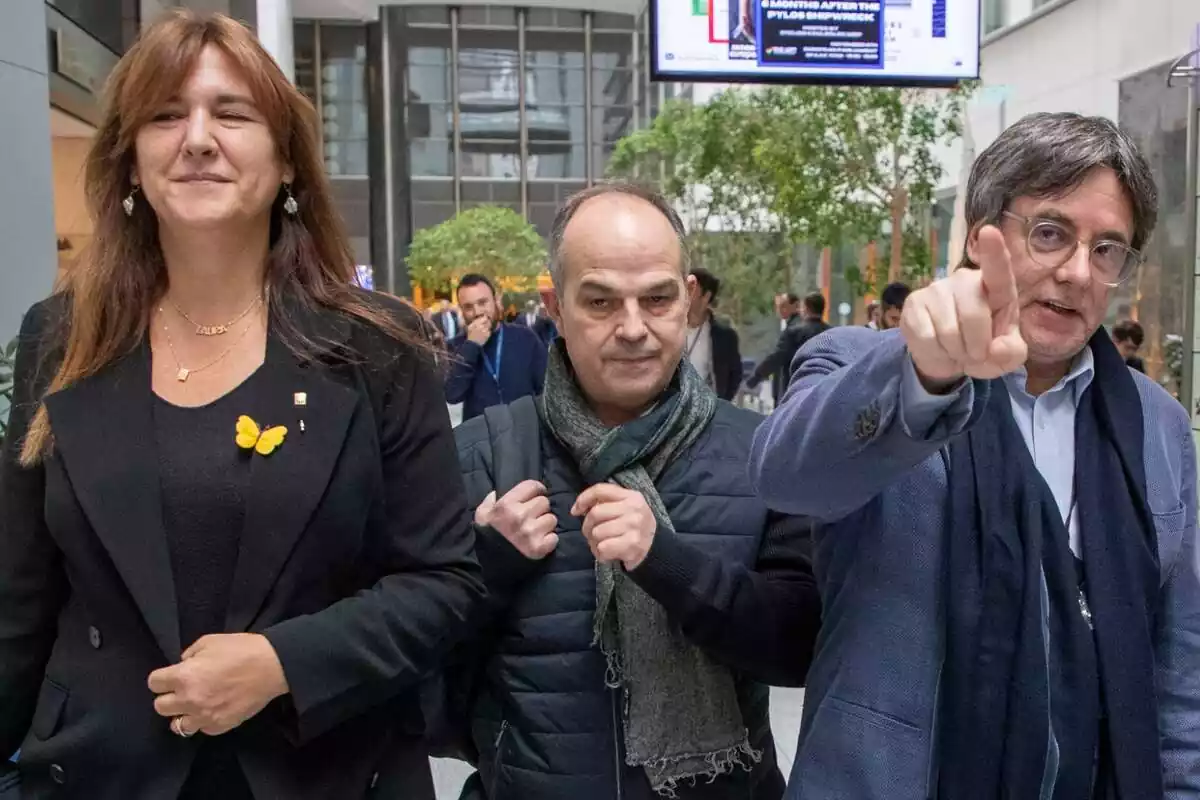 Jordi Turull envoltat de Laura Borràs i Carles Puigdemont