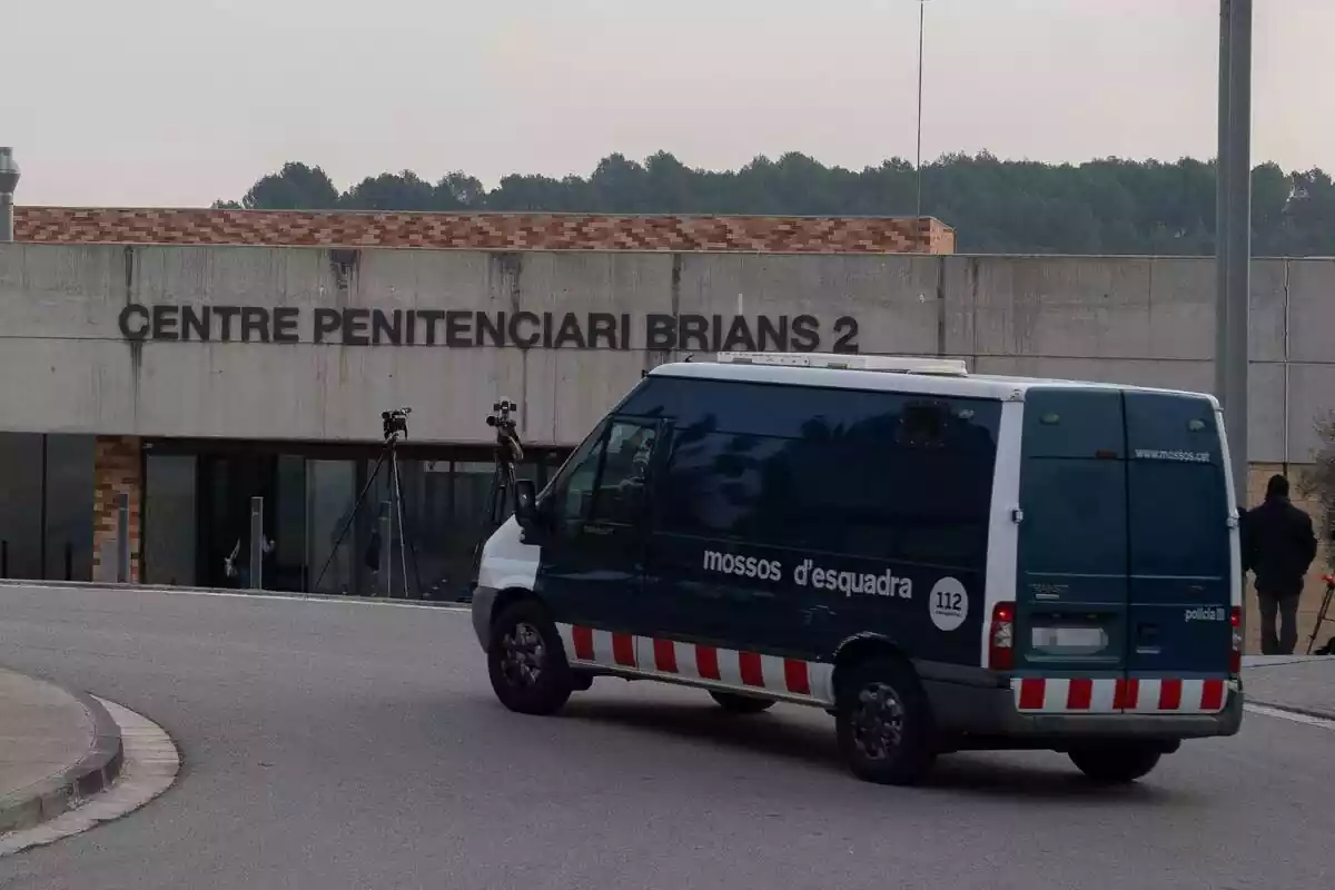 Imatge de l'entrada de la presó Brians 2 amb una furgoneta dels Mossos passant per davant