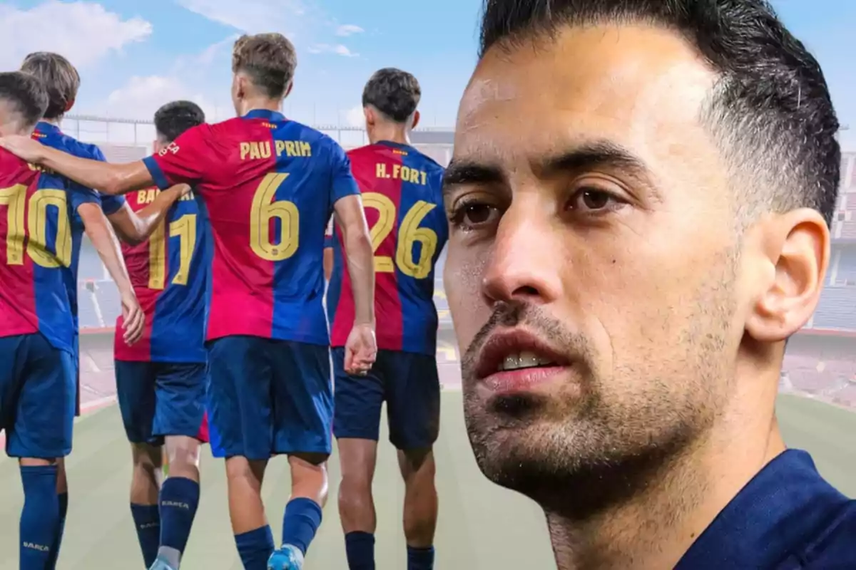 Jugadors del Barcelona amb l’uniforme blaugrana celebrant al camp i un rostre en primer pla al costat dret