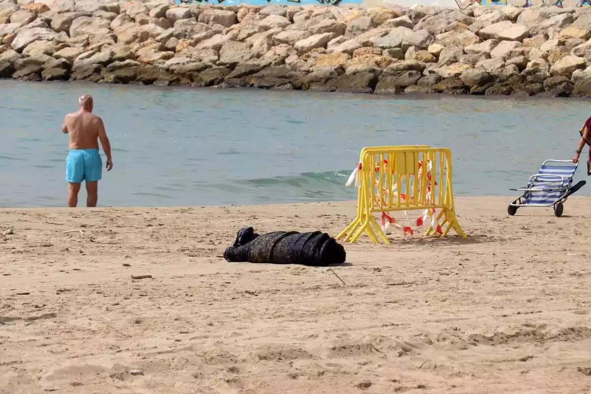 El cadàver trobat a la platja de Roda de Barà, a Tarragona