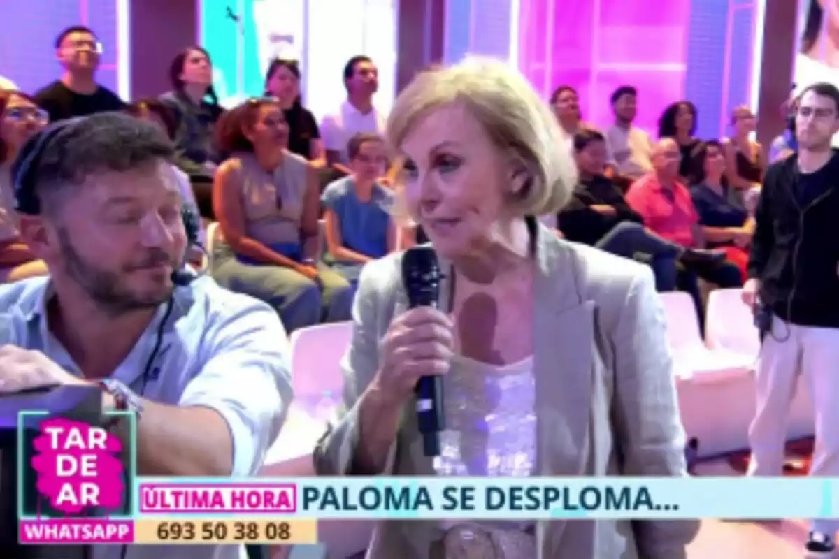 Paloma Barrientos major sosté un micròfon i parla a Tardear en directe, mentre un home amb auriculars l’observa i el públic està assegut al fons. Paloma Barrientos major sosté un micròfon i parla a Tardear en directe, mentre un home amb auriculars l’observa i el públic està assegut al fons.