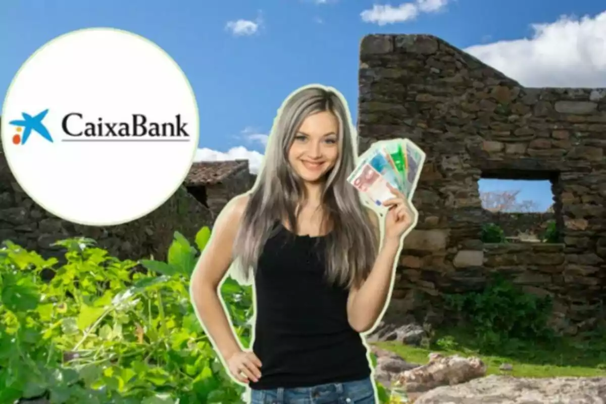 Una dona somrient sosté bitllets a la mà davant d'una estructura de pedra en ruïnes amb el logotip de CaixaBank a la cantonada superior esquerra.