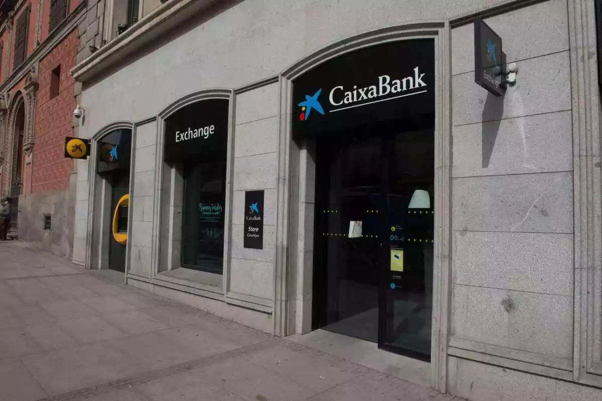 Oficina exterior i caixer automàtic de CaixaBank