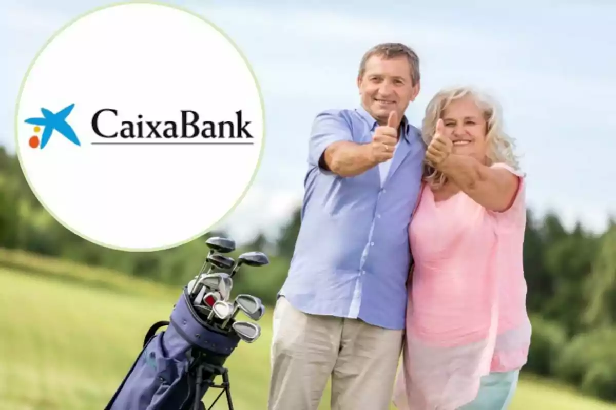 Una parella gran somrient amb els polzes cap amunt al costat d'un camp de golf i un logotip de CaixaBank. Una parella gran somrient amb els polzes cap amunt al costat d'un camp de golf i un logotip de CaixaBank.