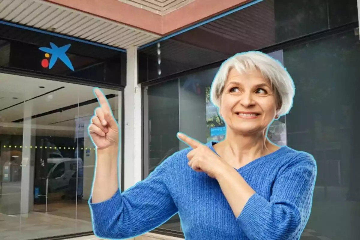 Dona major somrient i assenyalant el logotip d'una entitat bancària a l'entrada d'un edifici. Dona major somrient i assenyalant el logotip d'una entitat bancària a l'entrada d'un edifici.