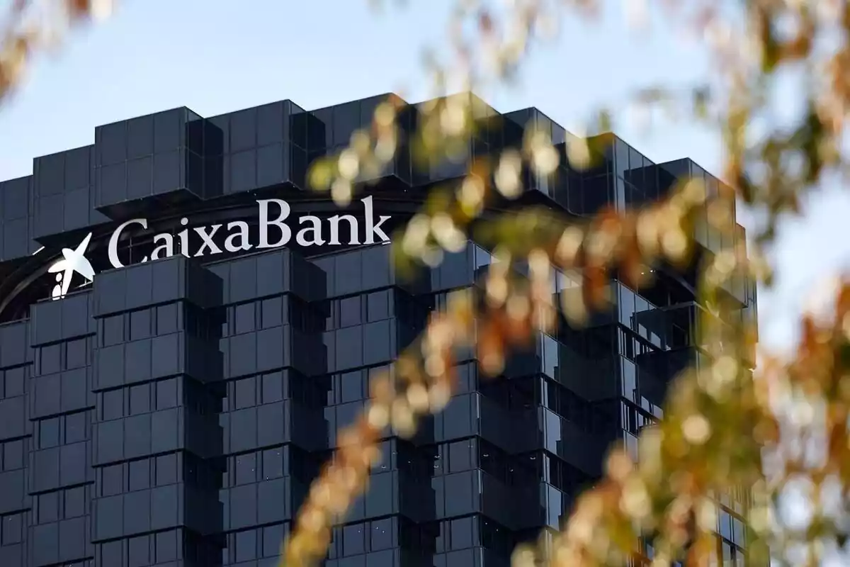 Imatge de la façana de l'edifici de Caixabank amb el cartell del logotip de l'empresa