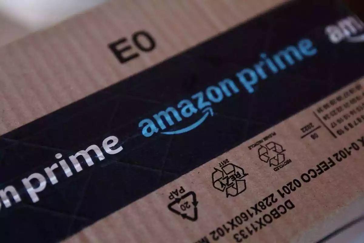 Primer plano de una etiqueta en una caja de cartón que pone 'Amazon Prime'