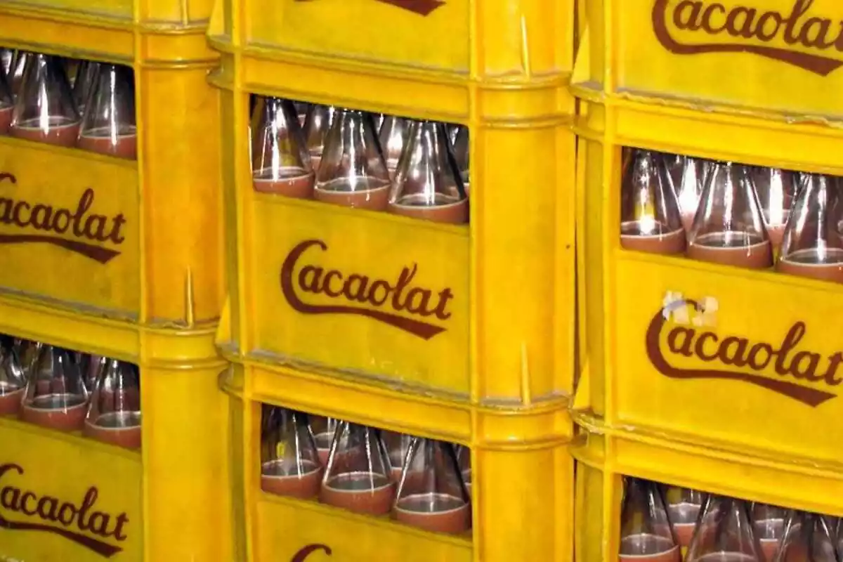 Caixes d'emmagatzematge amb ampolles de Cacaolat