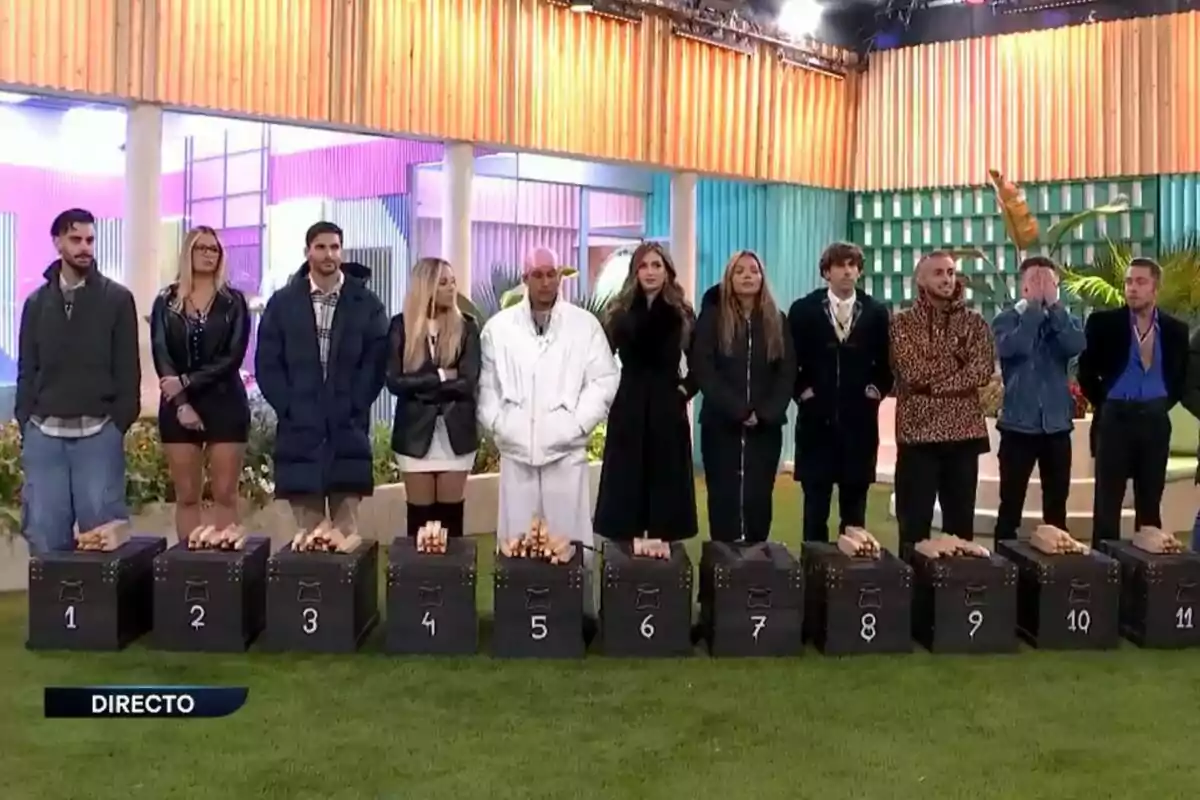 Tots els concursants de Gran Hermano al jardí davant de caixes numerades amb unes estaques a sobre en el joc de Big Bro.