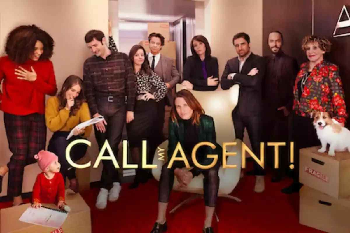 Un grup de persones posant en un passadís amb caixes de mudança i un gos, amb el títol "Call My Agent!" en lletres daurades a la part inferior de la imatge.