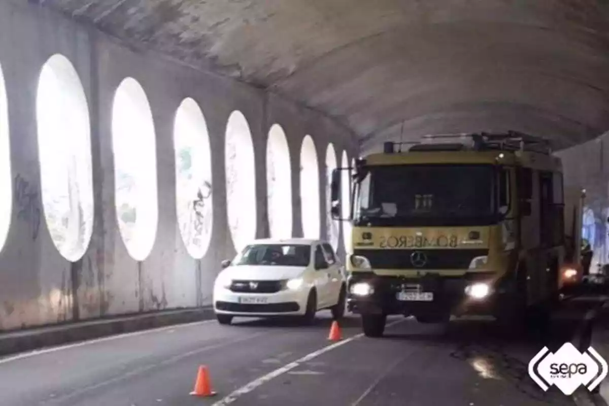 Camió de bombers en un túnel de Cabrales on ha tingut lloc un accident