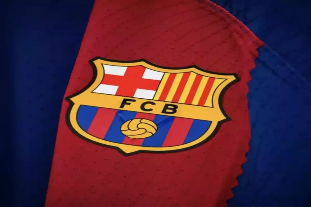 L'escut del Barça a la samarreta en primer pla