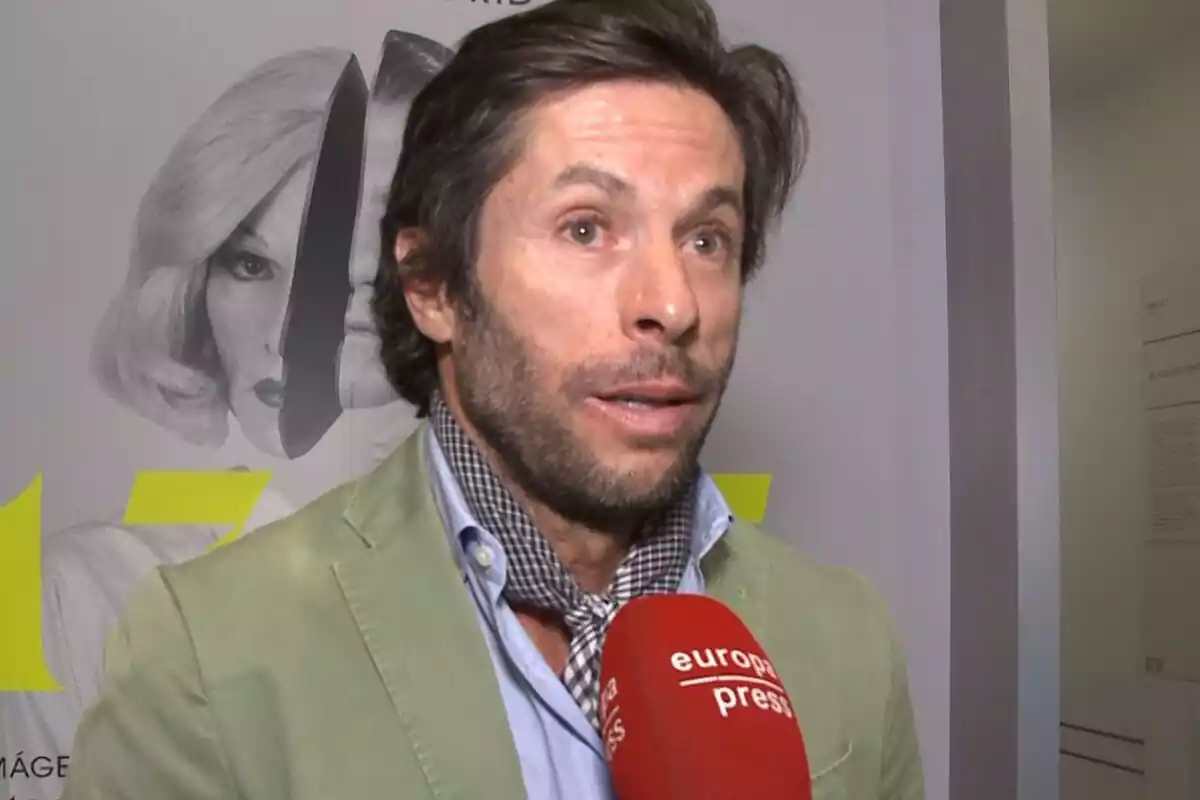 Canales Rivera parlant amb una jaqueta verda davant un micròfon vermell Canales Rivera parlant amb una jaqueta verda davant un micròfon vermell