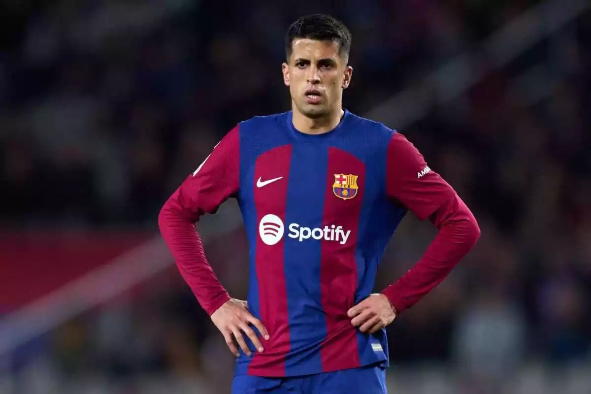 Joao Cancelo amb la samarreta del FC Barcelona i els braços en gerra