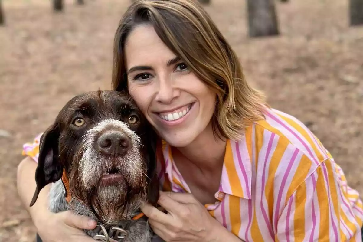 Candela Figueras sonriendo junto a un perro