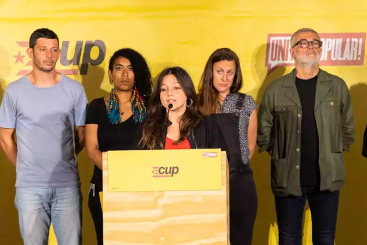 Imatge de membres de la CUP amb cares llargues valorant els resultats de la nit electoral