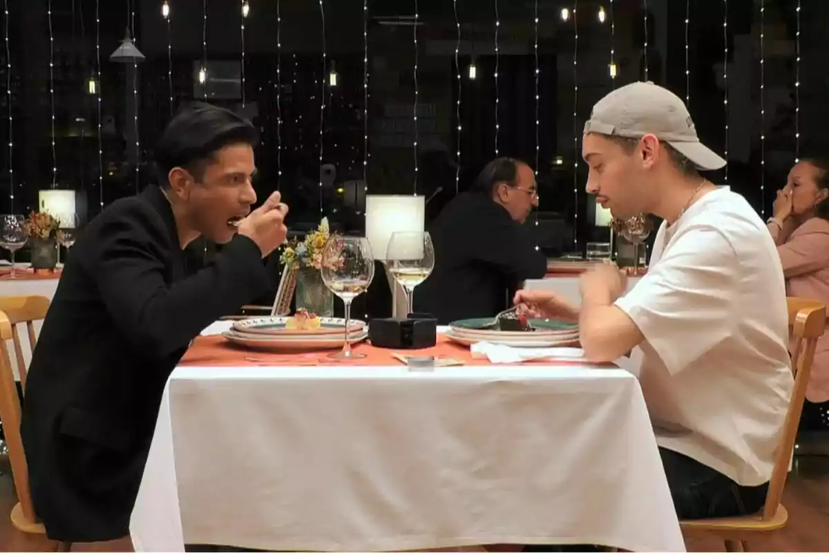 Captura de Carles i Jonathan sopant a 'First Dates'