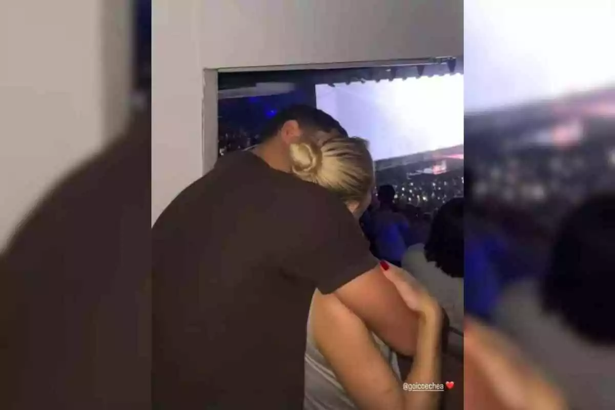 Jessica Goicoechea and Manu Moreno hugging while watching a show in a crowded place. Jessica Goicoechea and Manu Moreno hugging while watching a show in a crowded place.