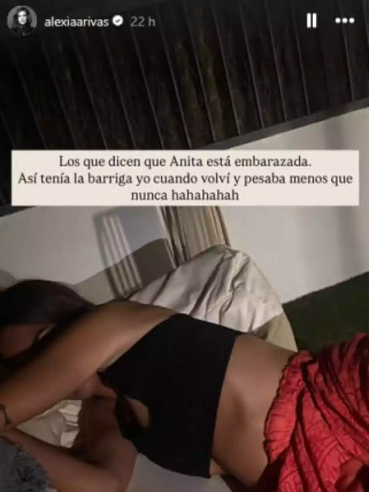 Alexia Rivas estirada de costat en un sofà a l’aire lliure amb un top negre i una faldilla vermella mostrant l’abdomen mentre apareix un text a la part superior desmentint rumors d’embaràs. Alexia Rivas estirada de costat en un sofà a l’aire lliure amb un top negre i una faldilla vermella mostrant l’abdomen mentre apareix un text a la part superior desmentint rumors d’embaràs.