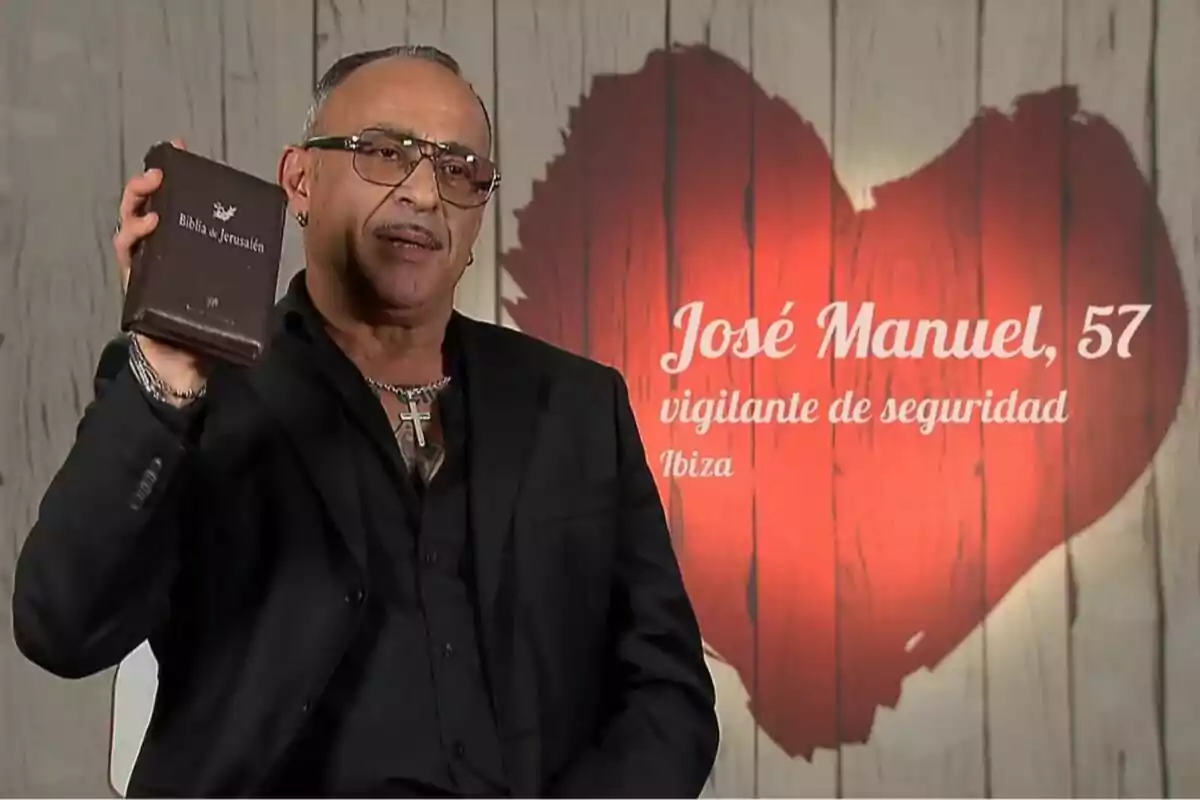 Captura de José Manuel amb una bíblia a la mà a 'First Dates'