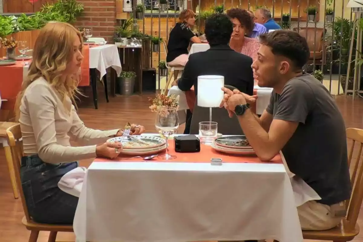 Captura de Tatiana y Alberto cenando en 'First Dates'