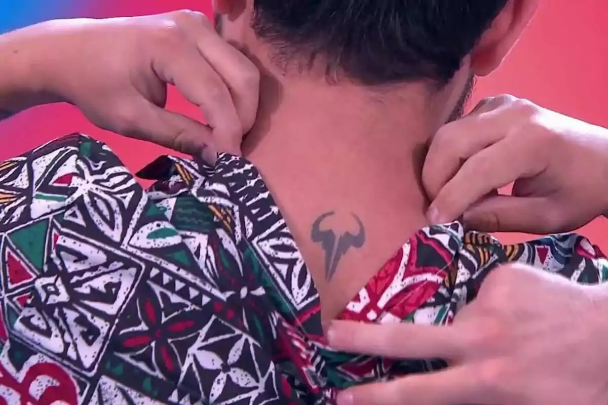 Captura del tatuatge de Raúl Santamaría a 'Reacció en cadena' Captura del tatuatge de Raúl Santamaría a 'Reacció en cadena'