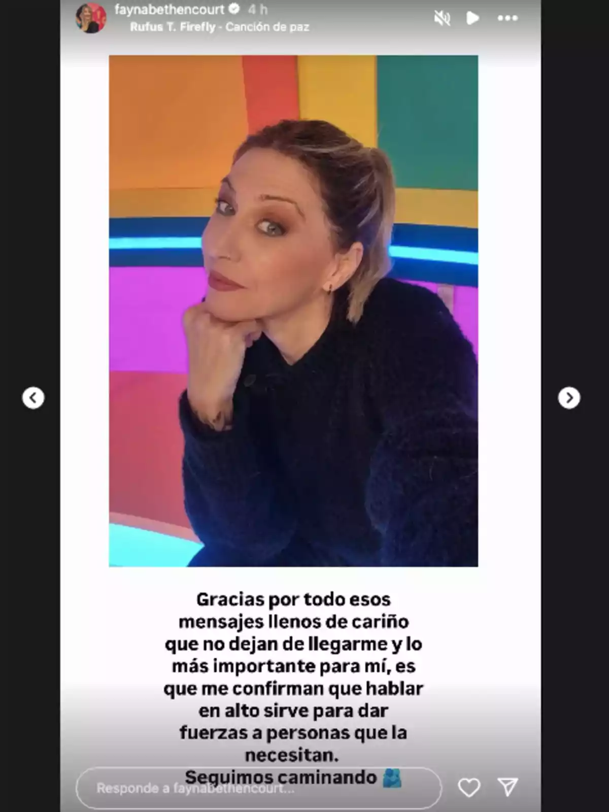 Fayna Bethencourt posa pensativa davant d'un fons acolorit, acompanyada d'un missatge d'agraïment pels missatges de suport que rep i la importància de parlar per donar força a aquells que ho necessiten. Fayna Bethencourt posa pensativa davant d'un fons acolorit, acompanyada d'un missatge d'agraïment pels missatges de suport que rep i la importància de parlar per donar força a aquells que ho necessiten.