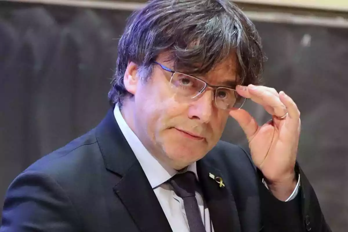 Carles Puigdemont tocant-se les ulleres en un gest de reflexió