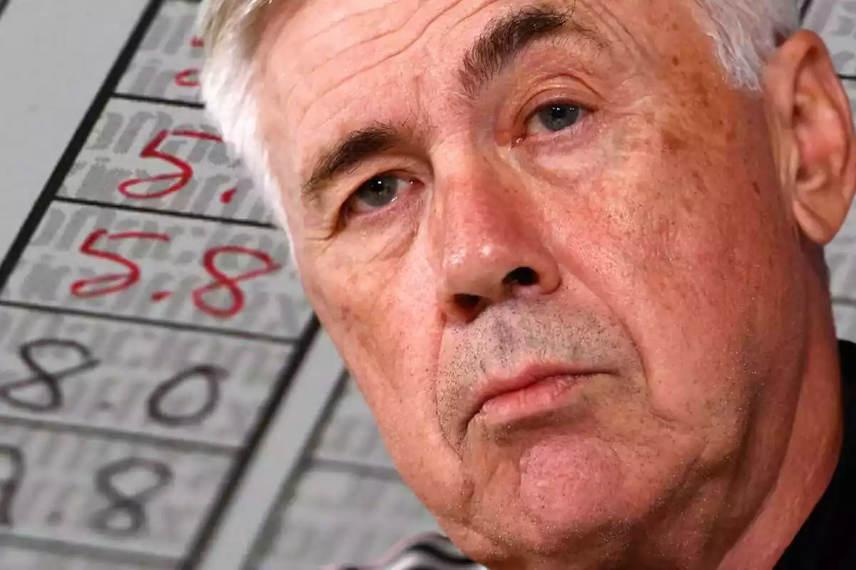 Carlo Ancelotti davant un full amb notes numèriques apuntades